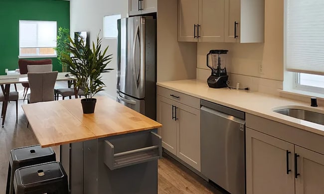 Building Photo - Beautiful, private 2 bed, 2.5 bath townhou...