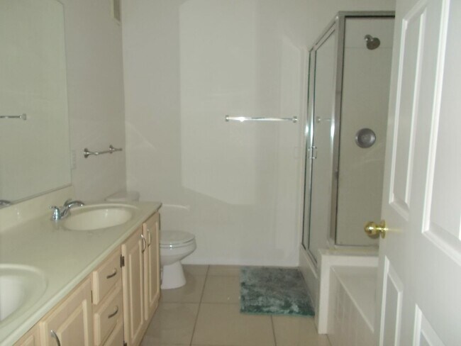 Building Photo - Beautifully Maintained Fully Furnished Hom...