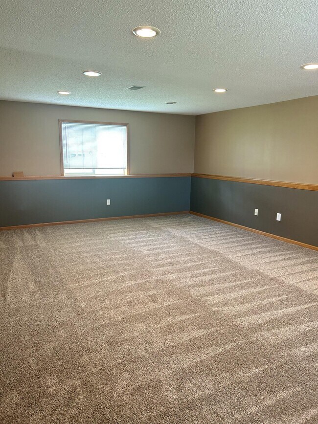 Building Photo - 9059 Oriole Ln