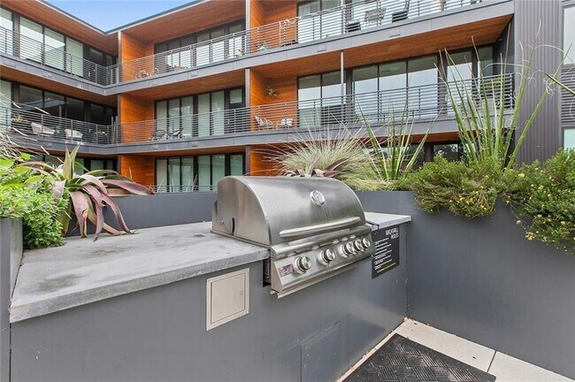 Building Photo - 900 S 1st St