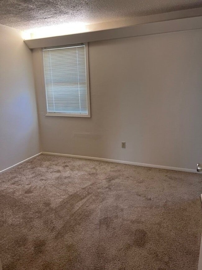 Building Photo - FREE RENT! 2x1 Townhome on Miller St S