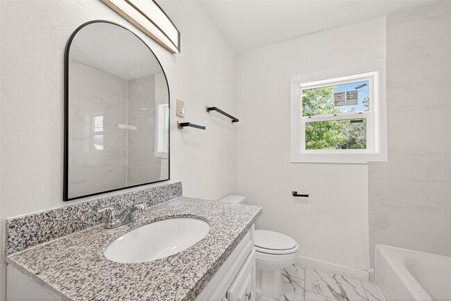 Building Photo - 815 Brooks Ave