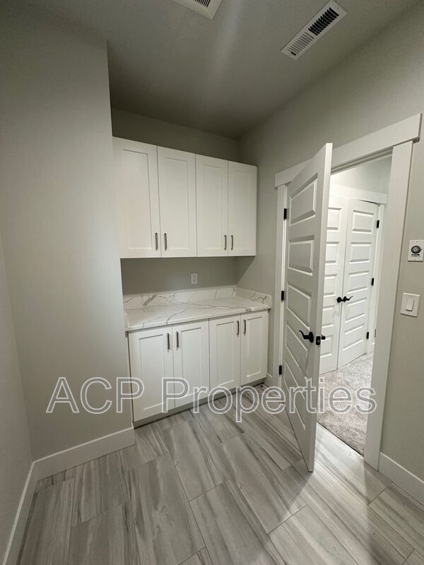 Building Photo - 8 Clematis Ln
