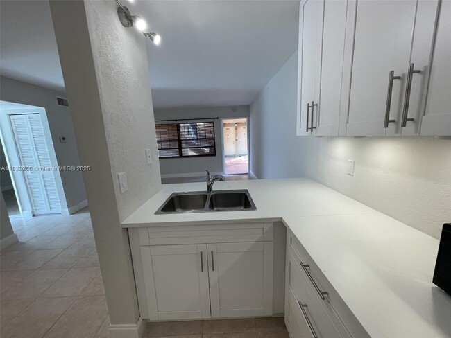 Building Photo - 2624 Riverside Dr