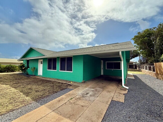 Building Photo - 4 Bedroom / 1.5 Bathroom Home on a Large Lot in Kahului!