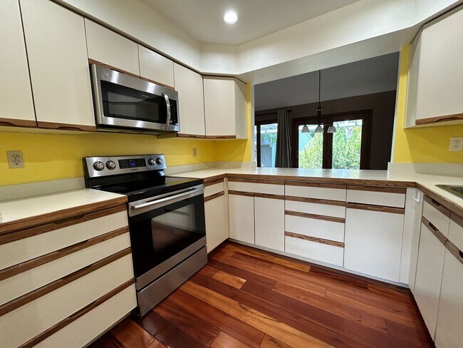 Building Photo - Gorgeous 4 Bedroom Townhome Steps from Boulder Country Club