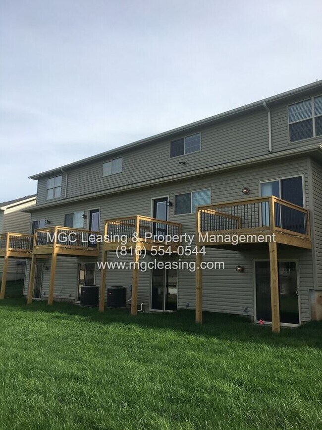 Building Photo - This Townhome Has Something for Everyone