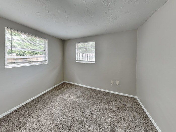 Building Photo - 802 Lincoln Ave