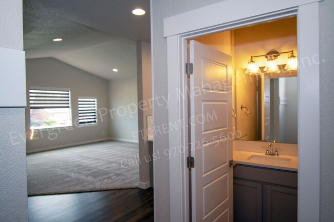 Building Photo - 298 E Chestnut St