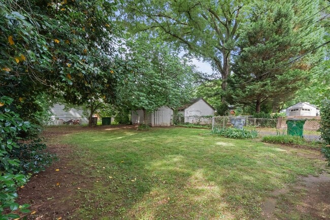 Building Photo - 2130 Chesterfield Ave