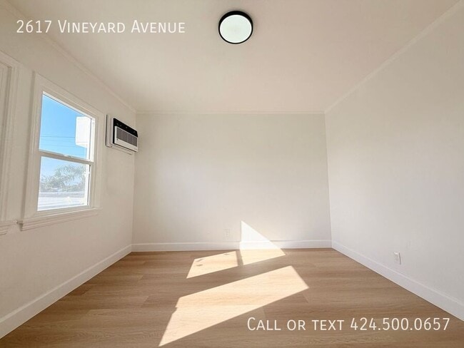 Building Photo - 2617 Vineyard Ave