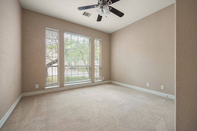 Building Photo - Spacious 2 Story 5 Bedroom , 4 full bathrooms located in Stone Oak!