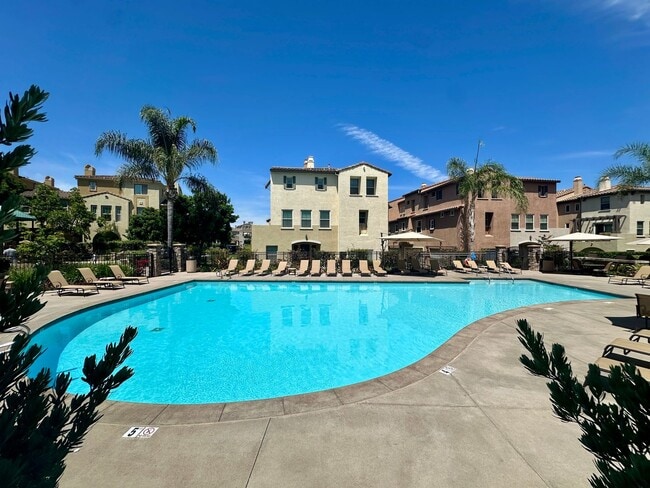 Building Photo - Two Bedroom Suite Townhome and Includes a Garage and Laundry!