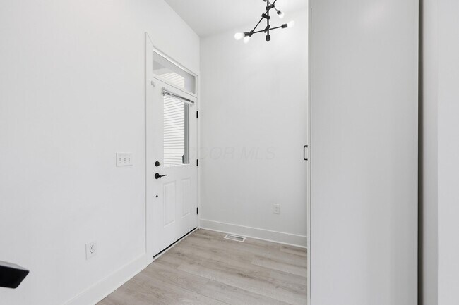 Building Photo - 1102 Summit St