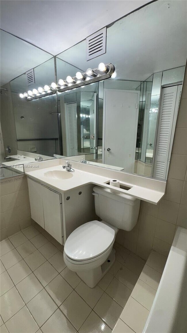 Building Photo - 905 Brickell Bay Dr