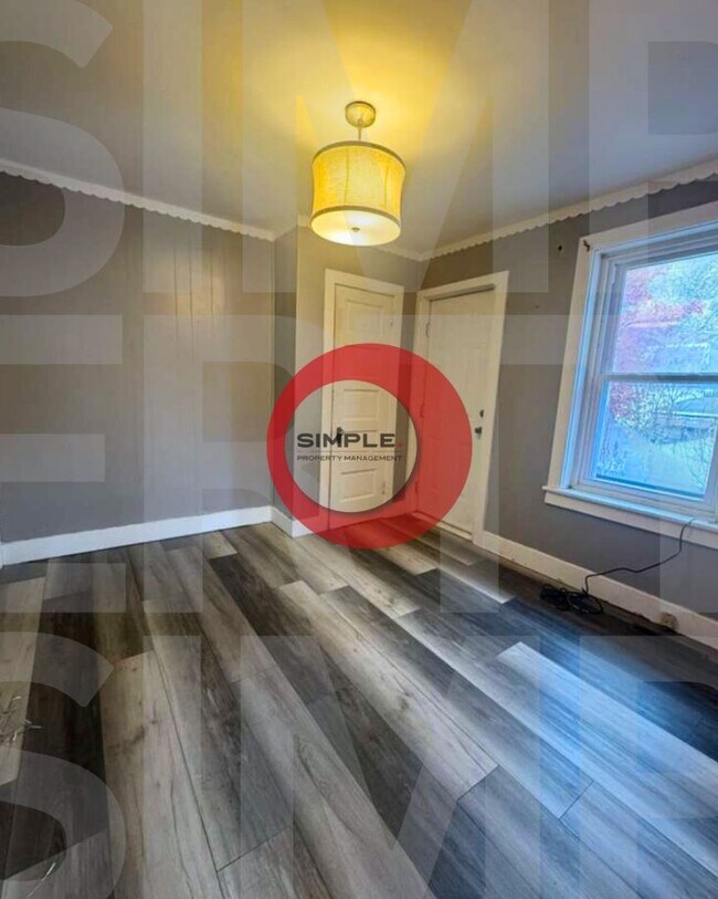 Building Photo - Great Location