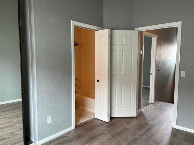 Building Photo - 2Bed/2.5Bath Condo Near Downtown Oceanside...