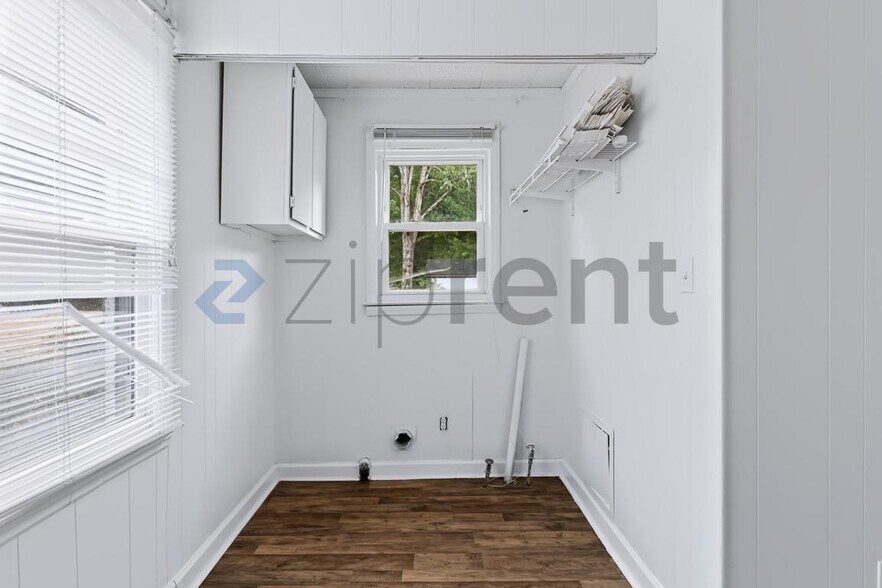 Building Photo - Unit