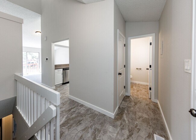 Building Photo - Lovely End Unit 2 Bed Condo, Centrally Located