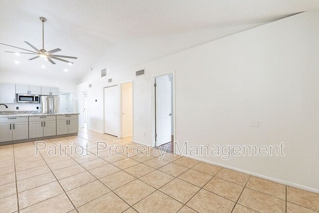 Building Photo - 3316 E Crescent Ave