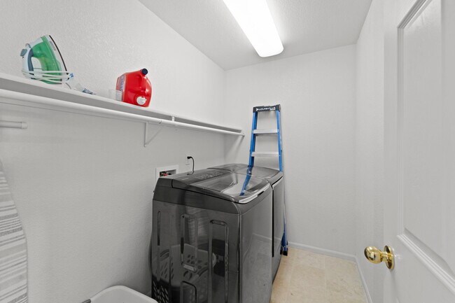 Building Photo - 5521 Cross Creek Dr