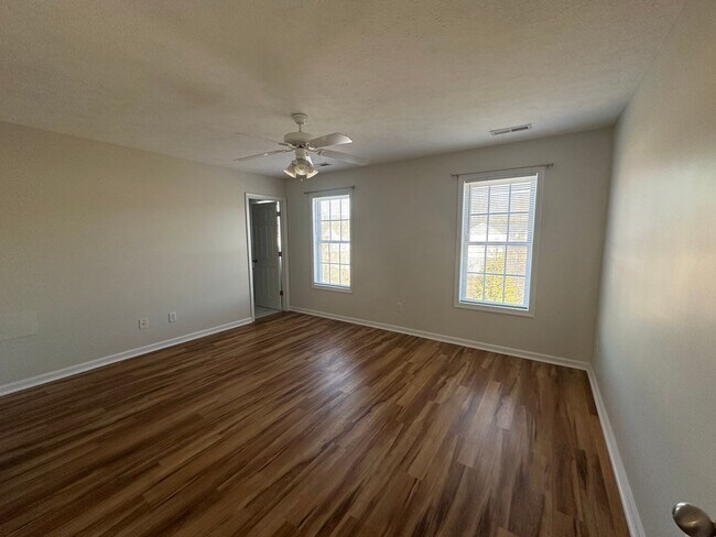 Building Photo - 3-bedroom, 3.5-bathroom nestled in Wyndhurst VA.