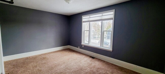 Building Photo - Stunning 5 Bedroom, 2 Bathroom Home in Minneapolis! Available 3/1/2026-Section 8 Accepted