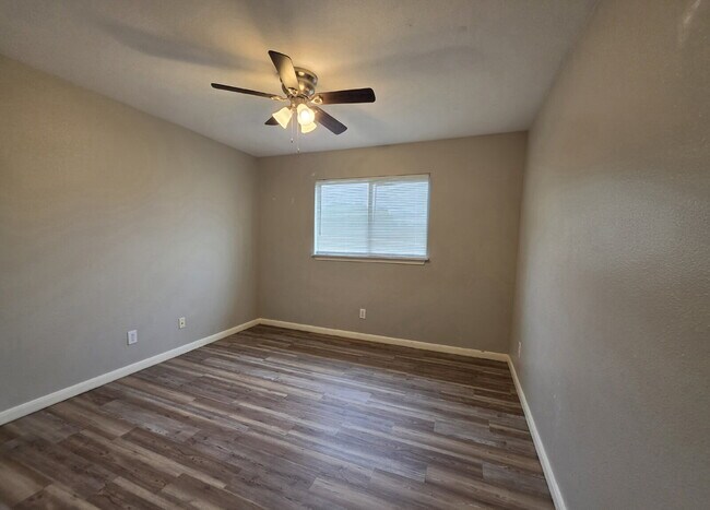 Building Photo - Updated 3/2 Duplex Near Shopping in San Antonio