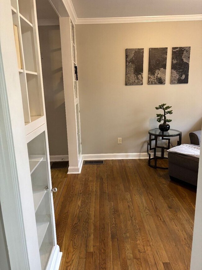 Building Photo - Fully Furnished and Move-in Ready: Charming 2BR/1BA Home