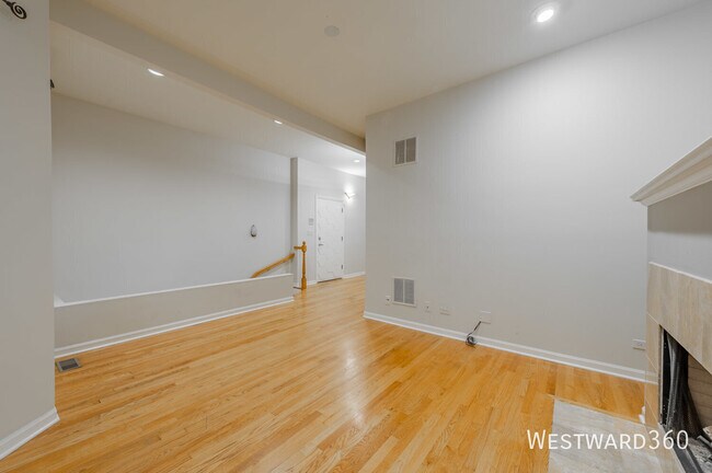 Building Photo - 1017 W Dakin St