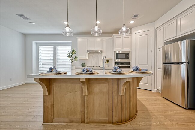 Building Photo - 323 Highland Bayou Dr