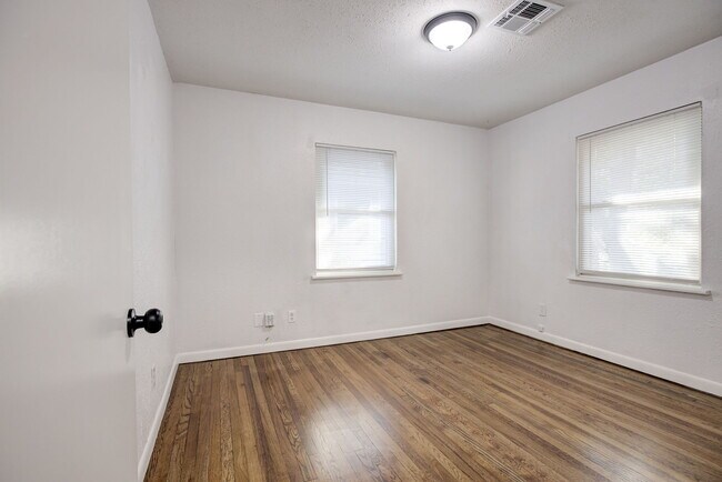 Building Photo - 806 Denison Dr