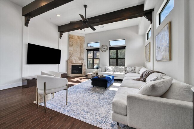 Building Photo - 2301 Couch St