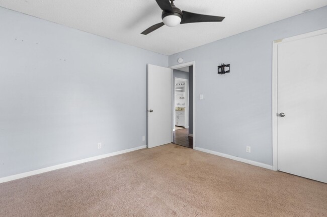 Building Photo - 2560 Memorial Dr
