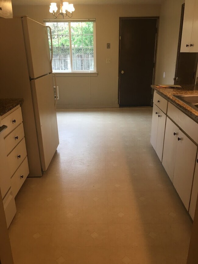 Building Photo - Charming Pet-Friendly Junction City Home with Yard & Garage