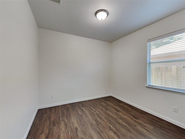Building Photo - 2037 Vanamen Ct