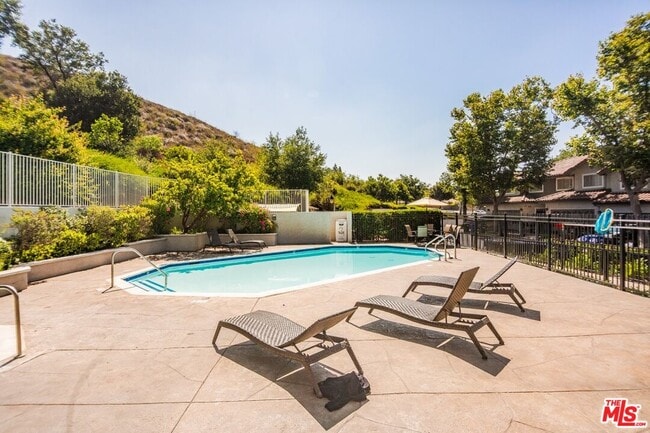 Building Photo - 3131 E Hillcrest Dr