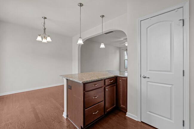 Building Photo - Modern 3-Bed Townhome in Thompson Ridge – ...