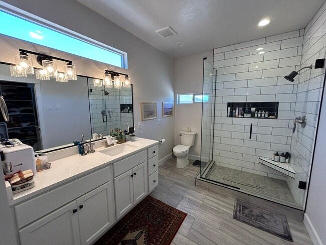 Building Photo - 681 Strathearn Dr