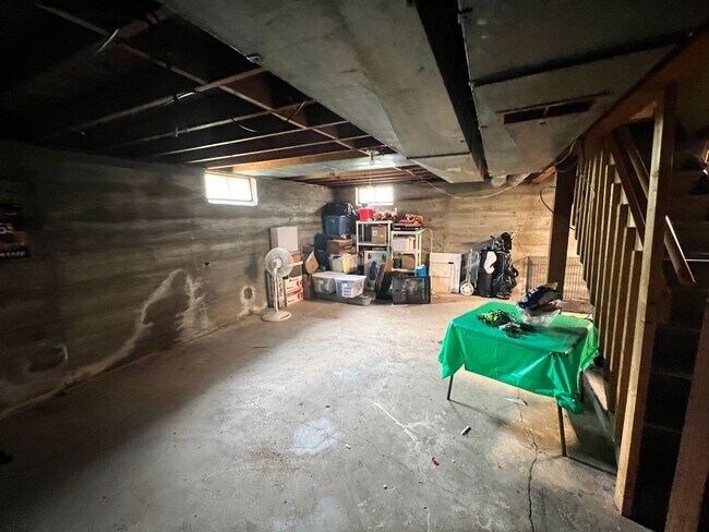 Building Photo - Centrally Located Single Famliy Home!