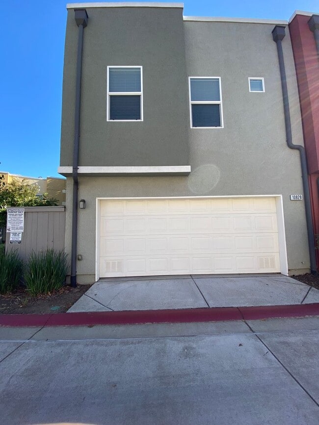 Building Photo - Contemporary 3 Bedroom Capital Village Townhome