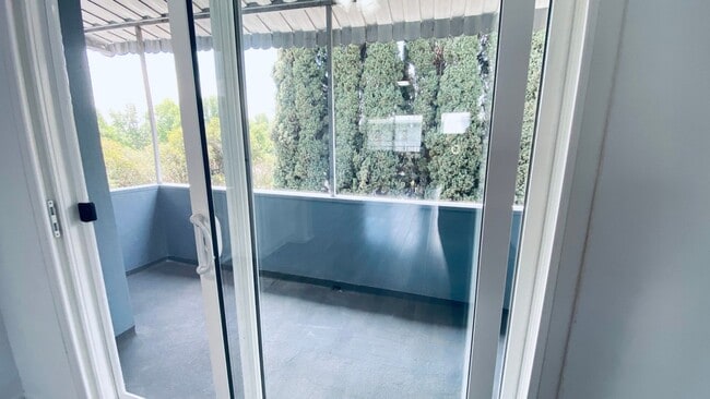 Building Photo - Stunning Upgraded 1 Bed/1 Bath with a Spacious Floorplan & Balcony!