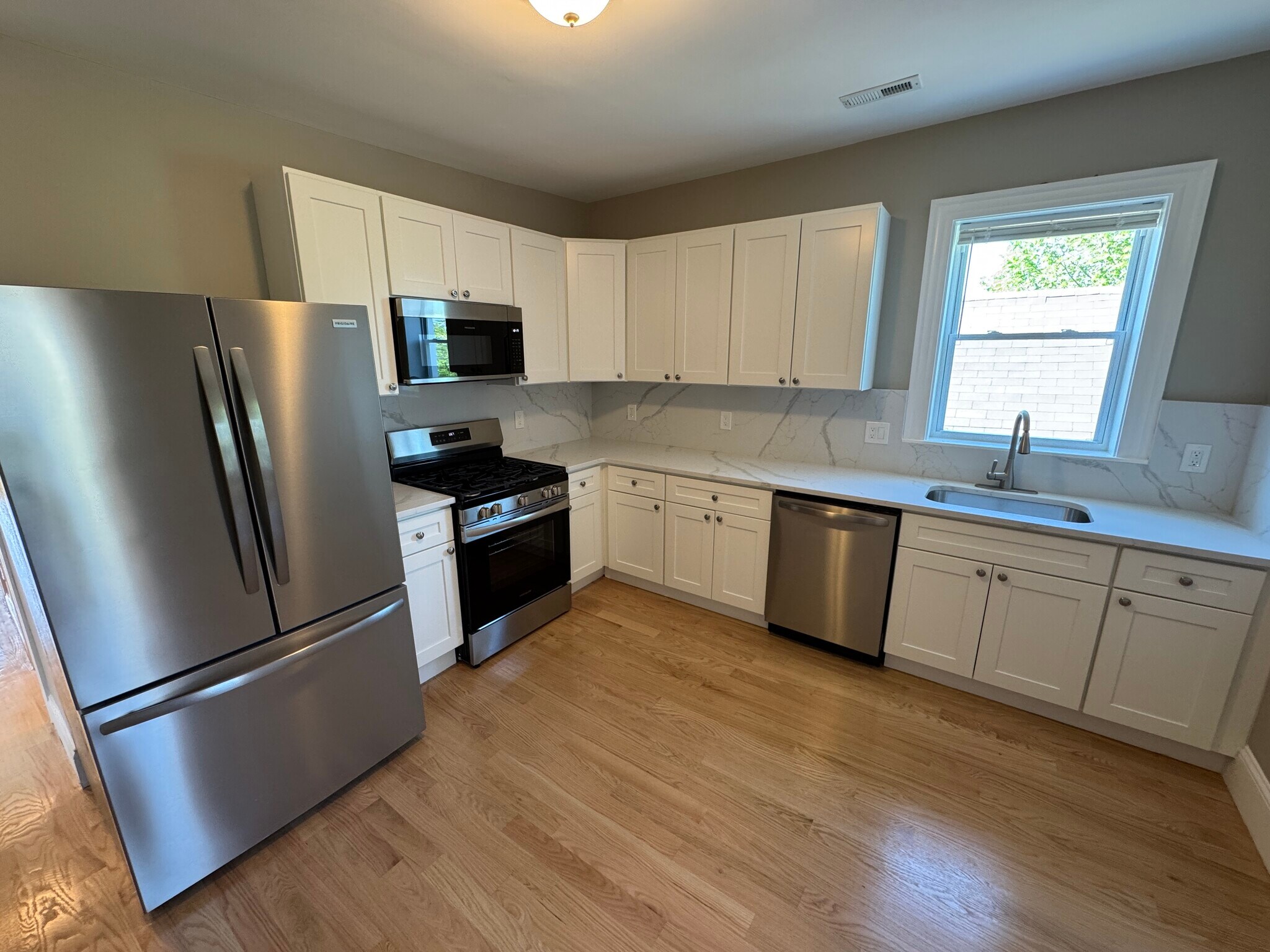 Building Photo - 116 Holland St