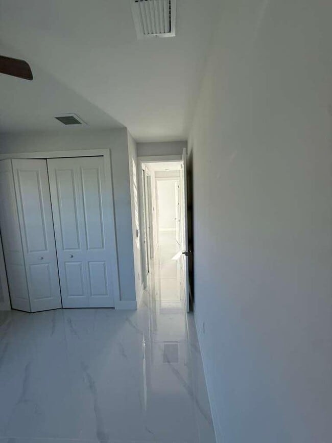 Building Photo - 1420 Poinsettia Ave