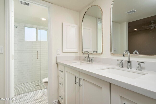 Building Photo - 6016 E Evans Dr