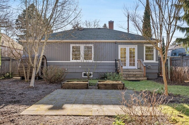 Building Photo - Adorable 2-bdrm/1-bath mid-century modern. Private backyard, sauna, washer/dryer, & more!