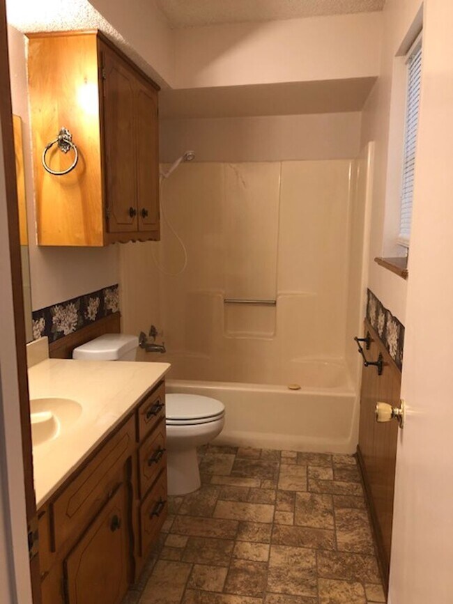 Building Photo - 1208 Alpine Dr
