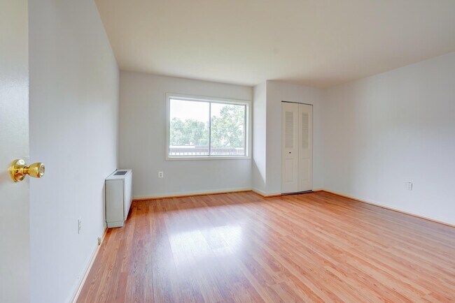 Building Photo - 7400 Lakeview Dr