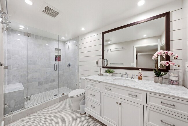 Building Photo - 2721 Wilshire Dr S
