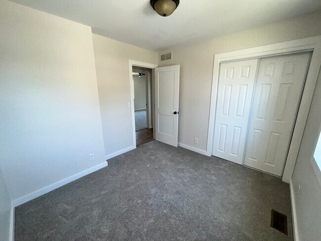 Room 1 - 1817 N Evergreen Ln
